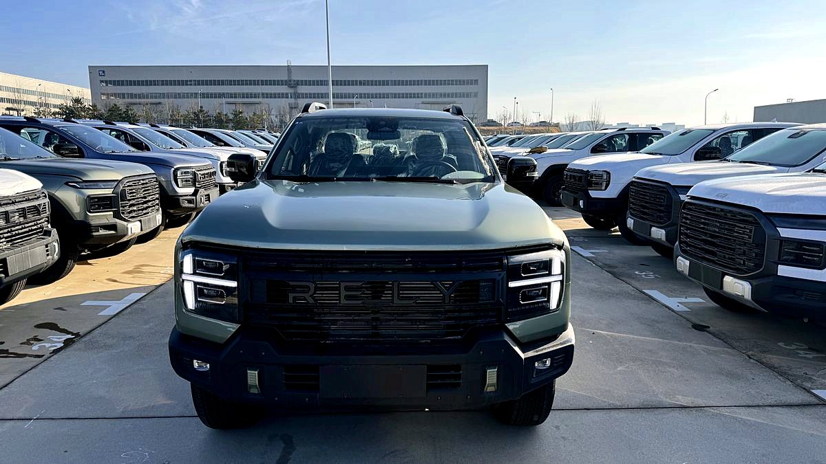 R8 front view